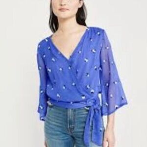 Abercrombie & Fitch Cornflower Blue Wrap Top
Size: Medium